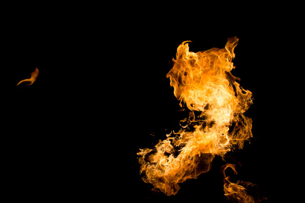 黑色背景中的火。图片下载
