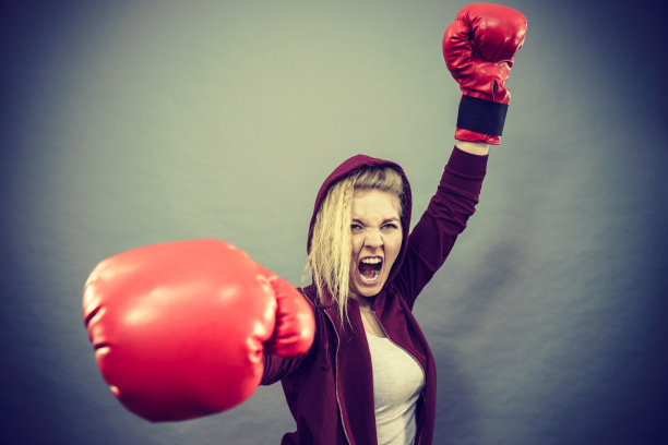 戴拳击手套的女人获胜图片下载