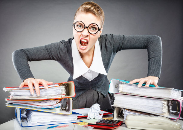 心烦意乱的秘书在她的办公桌。图片下载