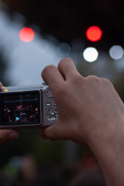 在演唱会现场拍摄数码照片图片下载