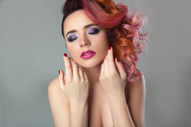 卷头发的女孩。图片下载