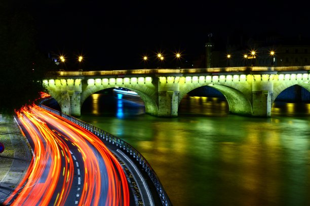 巴黎新桥的夜间交通图片下载