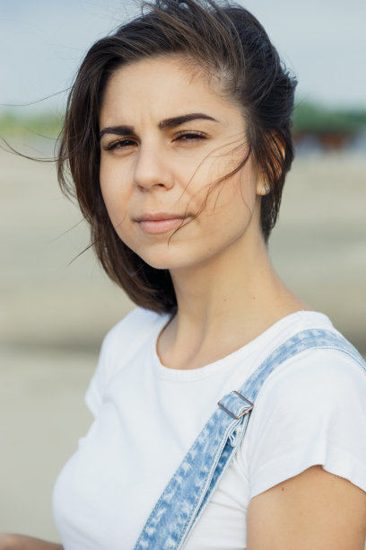 沙滩上的肖像女孩图片下载