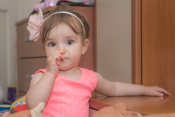 快乐的小女孩在室内玩耍图片下载