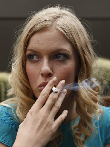 美丽的金发女郎吸烟图片下载