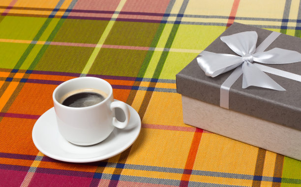 桌上放着咖啡礼盒图片下载