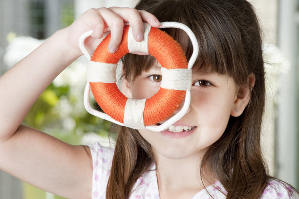 女孩透过充气装置窥视。图片下载