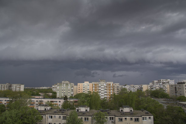 城市上空的暴风雨图片下载