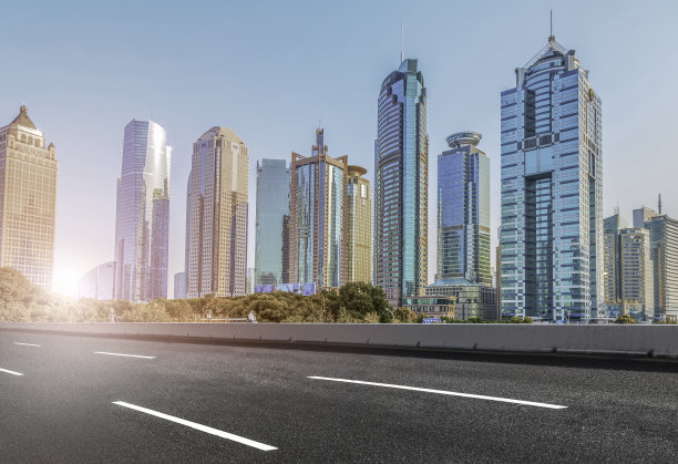 道路，道路和上海的天际线图片下载