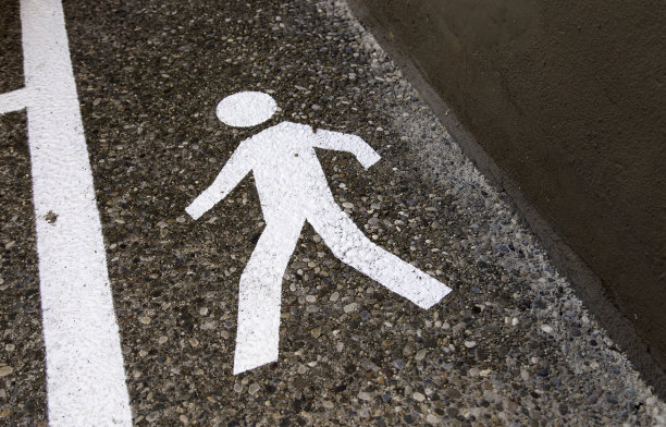 柏油路上的行人图片下载
