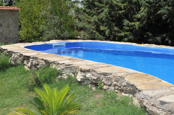 在农场度假时游泳图片下载