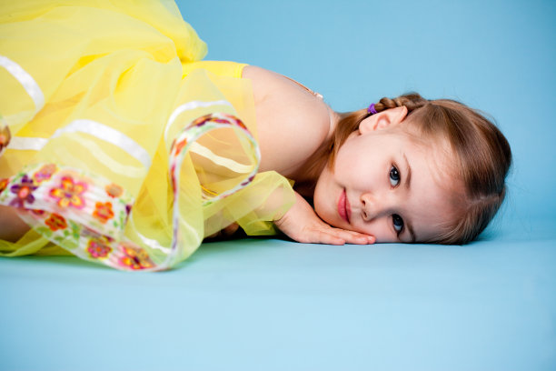 芭蕾舞女演员躺在一边看着摄像机素材图片