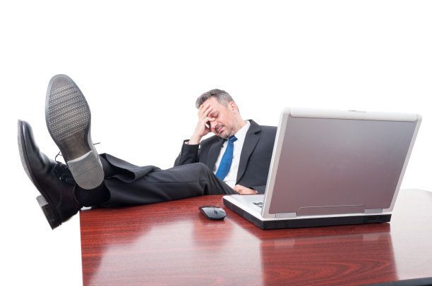 一个翘着脚打盹的商人图片下载