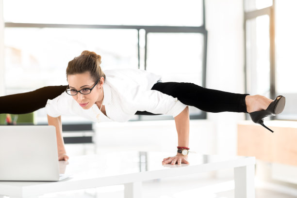 愉快的秘书工作在笔记本电脑图片下载