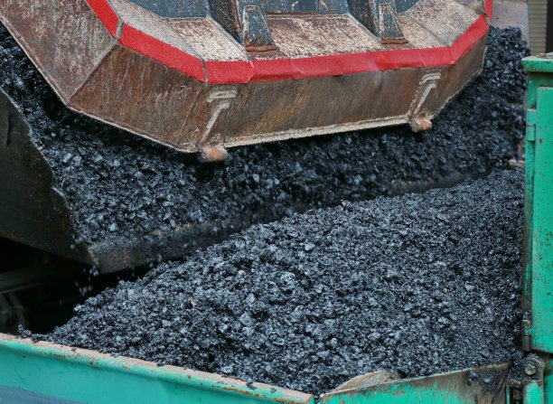 卡车卸载沥青图片下载