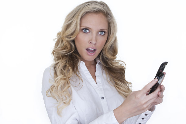 拿着手机的惊讶女人图片下载