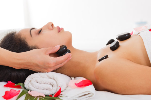 美容师在健康中心为女性制作石头按摩spa图片下载