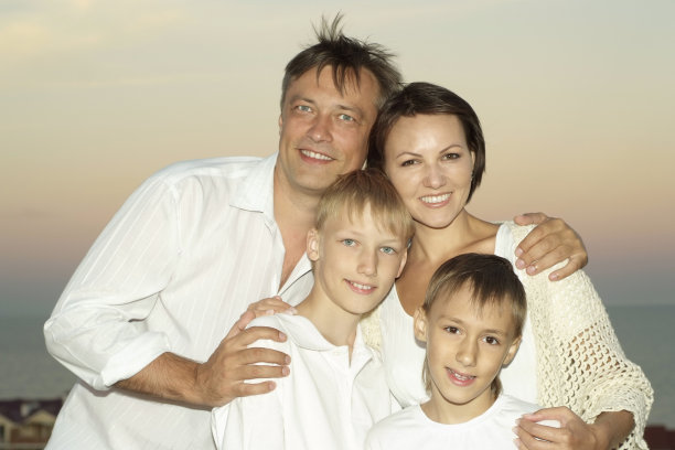 海滩上的幸福家庭图片下载