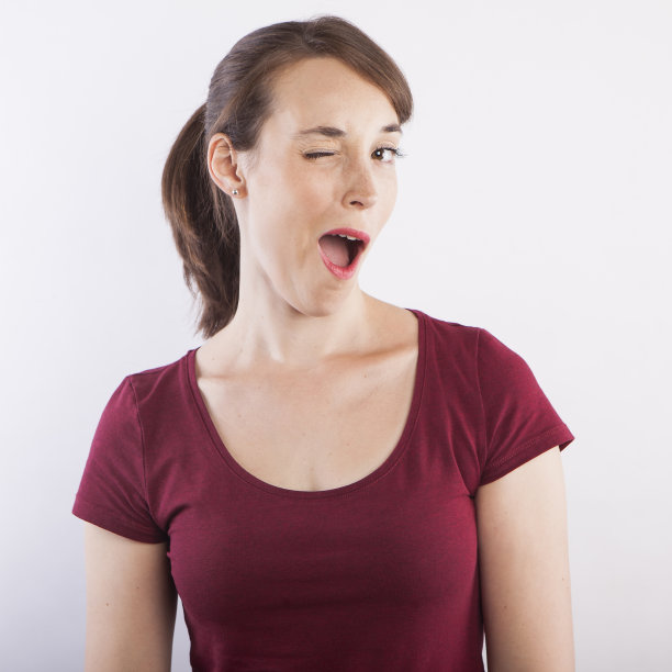 年轻漂亮的女人眨着眼睛图片下载