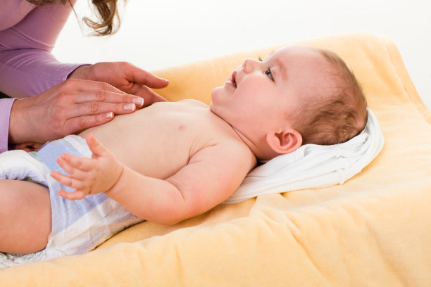 宝宝看着妈妈图片下载