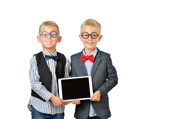 肖像微笑的年轻男孩戴着眼镜和领结拿着平板电脑图片下载