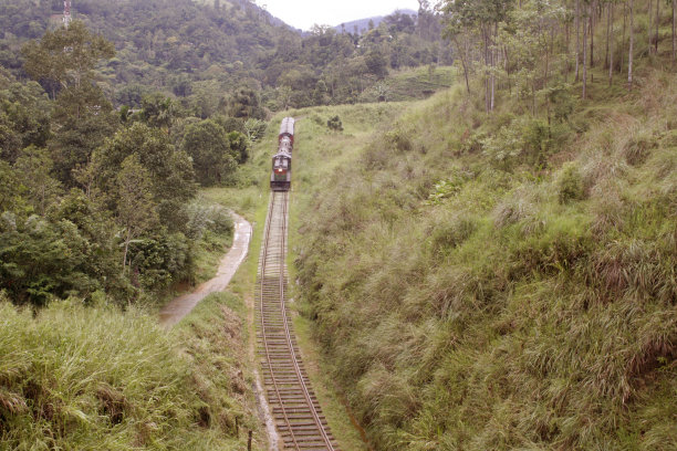 火车在铁路线上图片下载