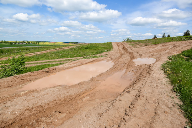带有深深轮胎印的脏污破损乡村道路图片下载