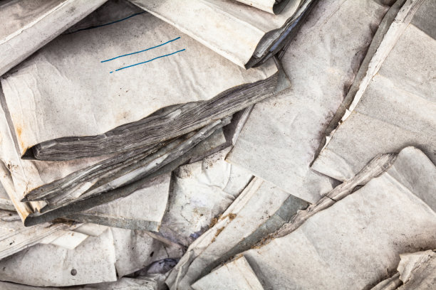 垃圾填埋场里的旧的无用的纸质文件图片下载