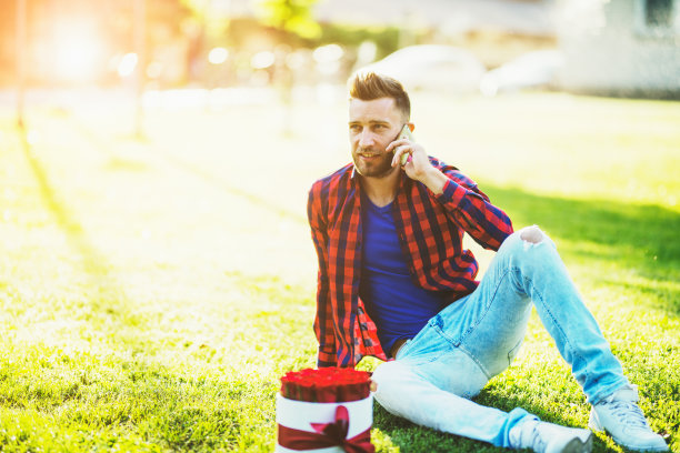 拿着一束花的男人-浪漫的男人图片下载