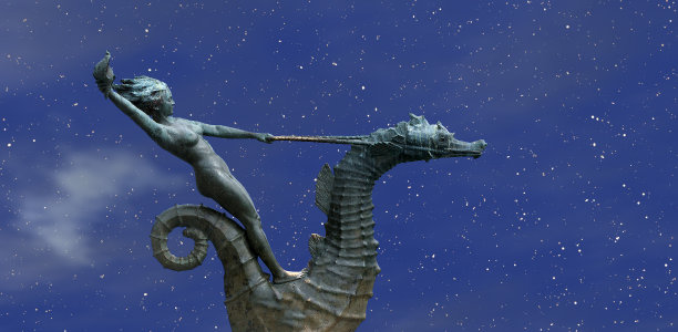 手里拿着贝壳的女孩骑在海马上图片下载