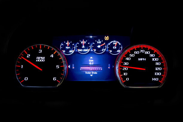 现代轻型汽车行驶里程在黑色背景增益图片下载