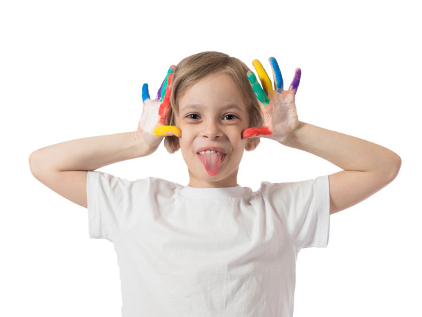 一个穿着t恤的小女孩的肖像，她微笑着，伸出舌头，双手压在她的头上，白色的背景上画着的手图片下载