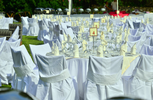 白色婚礼设置、装饰和餐饮图片下载