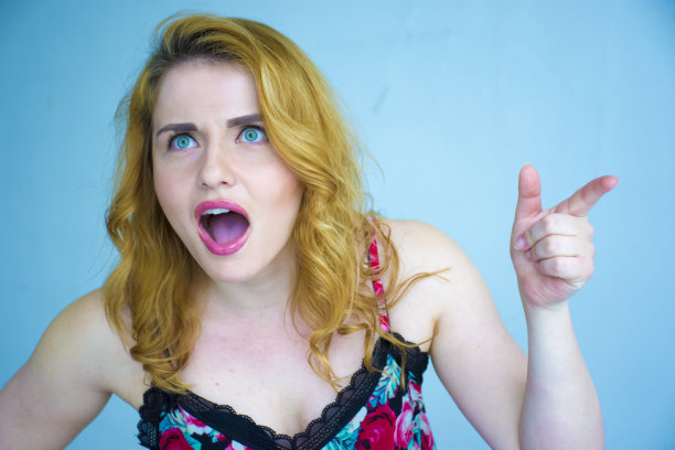 有想法的年轻女人图片下载