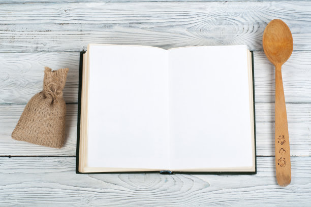食谱烹饪空白书上木制背景，勺子，擀面杖，格子桌布图片下载
