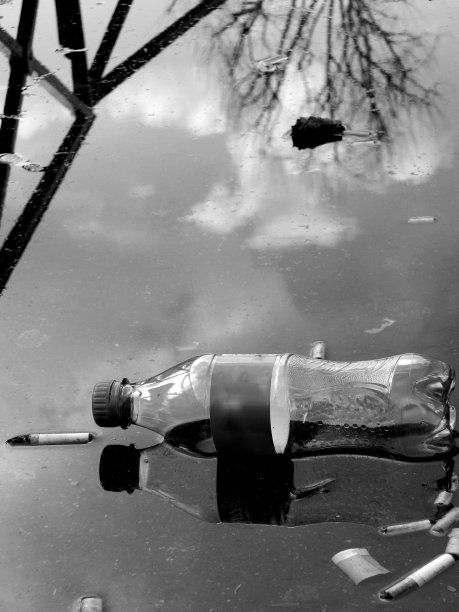 古柯叶和烟头，巴黎图片下载