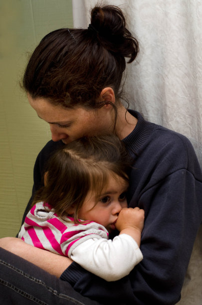 悲伤的母亲和女儿图片下载