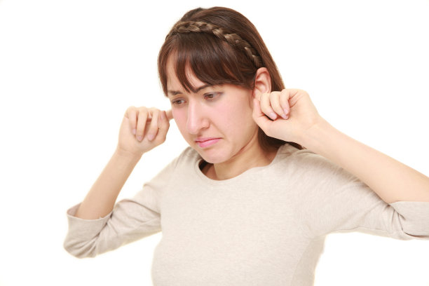 这位年轻女子饱受噪音之苦图片下载