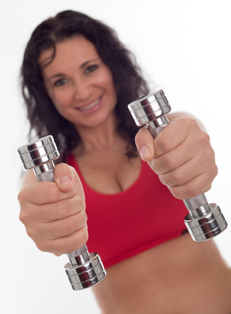 年轻女子用哑铃锻炼身体图片下载