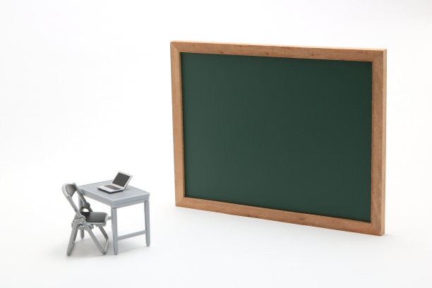 白色背景上的微型黑板和笔记本电脑。图片下载
