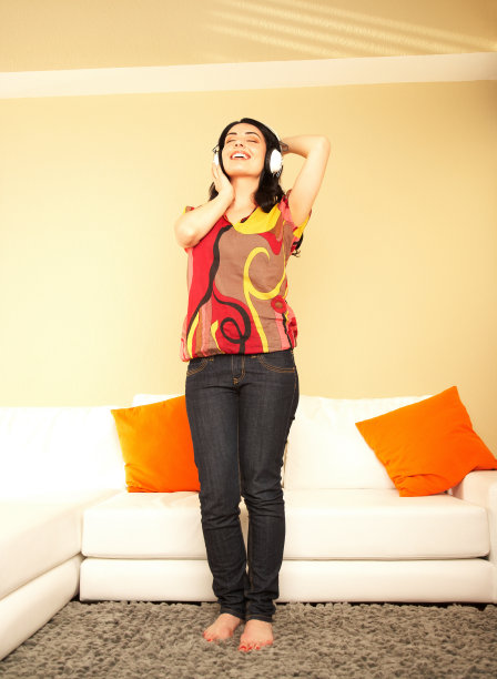 在客厅听音乐的女人图片下载