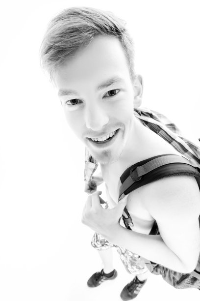 有趣的肖像年轻的徒步旅行者与背包在白色的背景图片下载