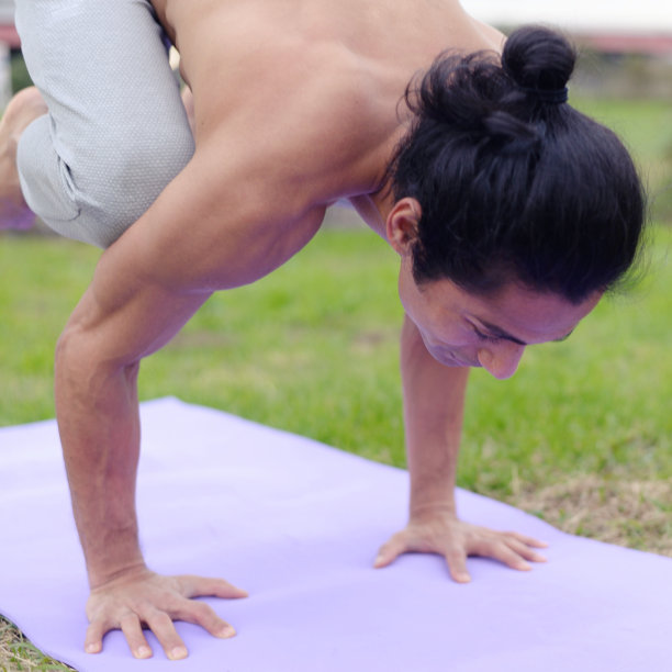 人练习瑜伽图片下载