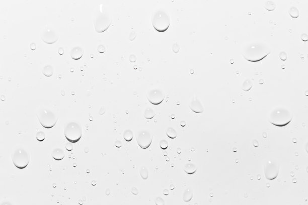 水滴落在白色上。特写镜头图片下载