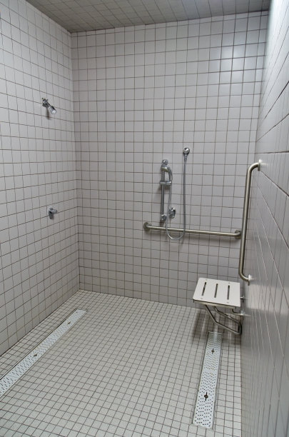 在体育更衣室淋浴图片下载