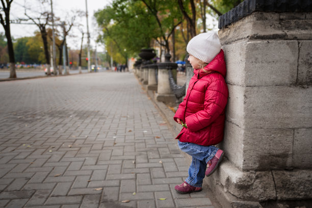 迷人的女孩在户外的城市图片下载