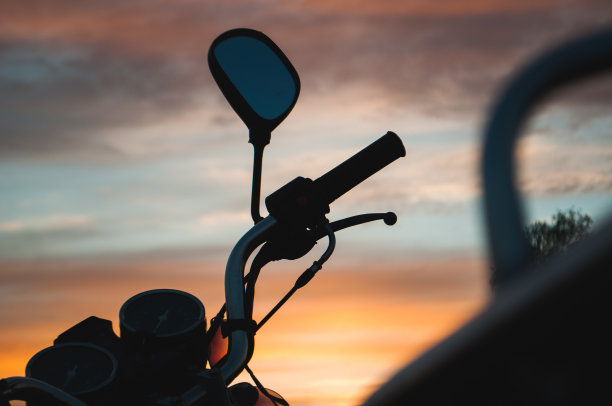 车把摩托车近景日落背景，图片下载