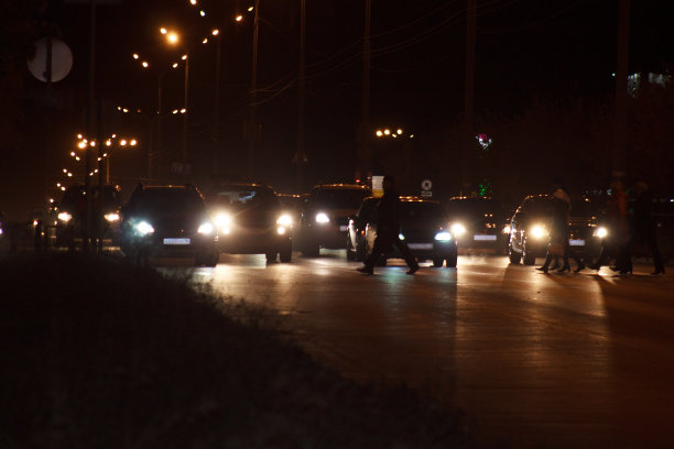 人们正穿过街道。图片下载