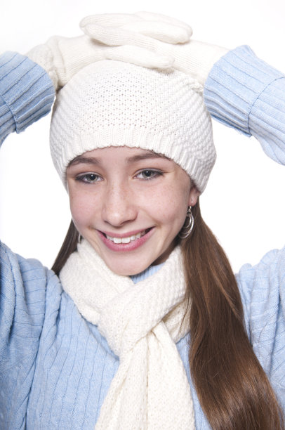 戴着帽子、手套和围巾的小女孩图片下载