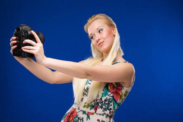 手里拿着相机的女孩图片下载